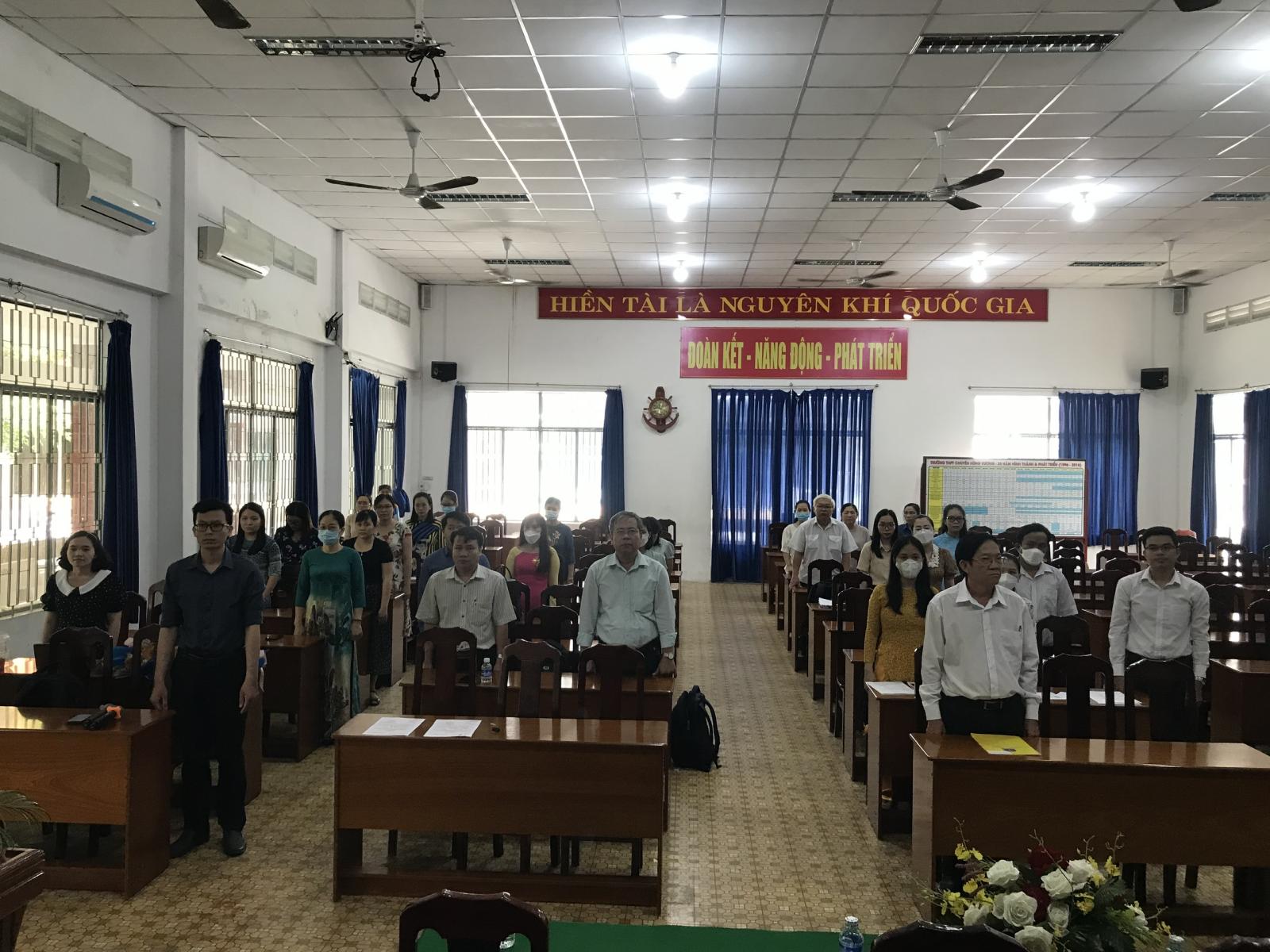 Chi bộ trường THPT chuyên Hùng Vương trong buổi lễ kết nạp đảng