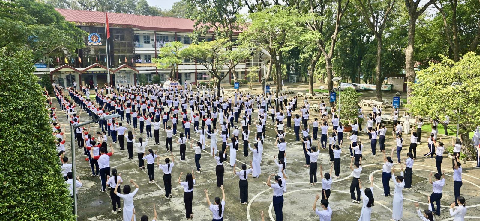 TẬP THỂ DỤC GIỮA GIỜ – GIỜ RA CHƠI CỦA HỌC SINH CHUYÊN HÙNG VƯƠNG